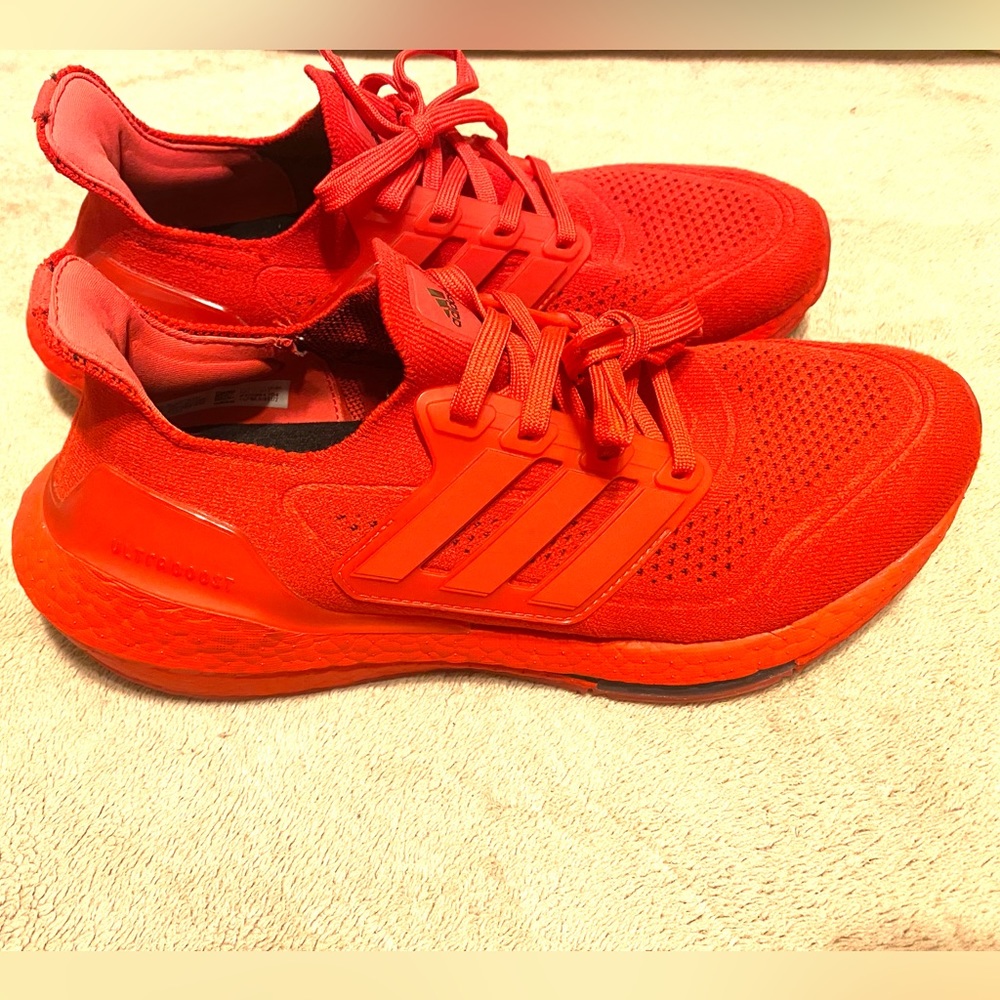 Men’s Adidas tennis shoe